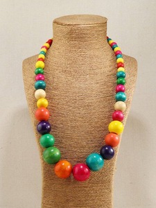Collier en résine au design artistique minimaliste et attrayant, bijoux légers adaptés à un usage quotidien et à un style de bureau. - Product Image 3