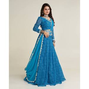 Magnifique Lehenga Choli de scène avec broderies de fils, de papier et de sequins - Product Image 3