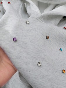 เสื้อฮู้ดผู้ชายประดับเพชรเทียมแบบกระจายตัว ทรงโอเวอร์ไซส์ ผ้าฟลีซกันหนาว สตรีทแวร์ ดีไซน์มินิมอล ไหล่ตก มีเชือกผูกและกระเป๋า - Product Image 5