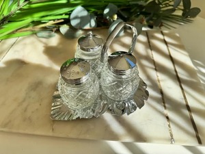 Ensemble élégant et luxueux de salières et poivrières en métal pour la maison, les restaurants et les hôtels - Product Image 1