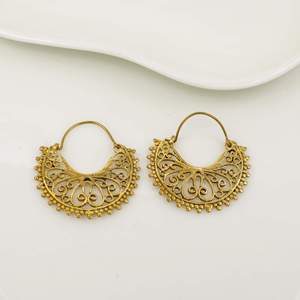 Boucles d'oreilles créoles en laiton plaqué or, design filigrane vintage, micro-incrustation, bijoux de mode unisexe du Rajasthan - Product Image 2