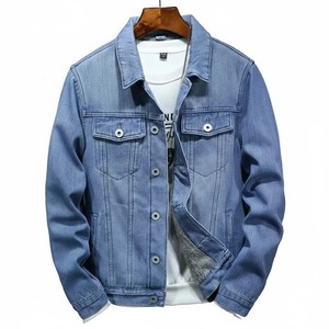 เสื้อแจ็คเก็ตยีนส์ผู้ชายสำหรับฤดูหนาว สีฟ้าอ่อน คอตั้ง มีกระเป๋าหน้าบุขนสัตว์เทียมแบบเป็นมิตรต่อสิ่งแวดล้อม แต่งขอบด้วยขนเฟอร์เทียม อุ่นสบาย - Product Image 1