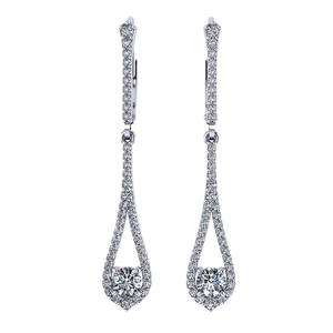 Boucles d'oreilles clous en diamant de laboratoire, design cluster platine - Product Image 1