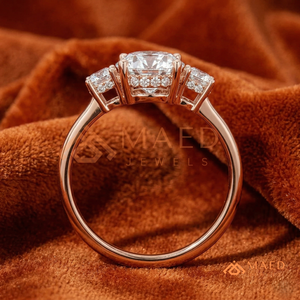 แหวนหมั้นเพชร/มอยส์ซาไนต์ทรงรีสีโรสโกลด์สำหรับผู้หญิง แหวนเพชรทรงกลมสามเม็ดด้านข้าง - Product Image 3