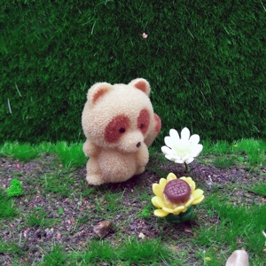 Mapache flocado en miniatura de 1 pulgada de alto para decoración de casa de muñecas - Product Image 3