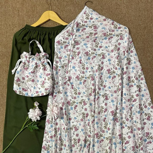 ชุดละหมาดสำหรับสตรีมุสลิม ผ้าเรยอนน้ำหนักเบา ลายดอกไม้ ชุดเตเลกุง มูเคน่า สีเขียวมะกอก พร้อมกระโปรงและกระเป๋าเข้าชุด - Product Image 1