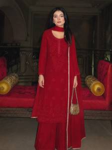 Ensemble prêt-à-porter entièrement cousu avec haut en faux georgette brodé par des artisans, pantalon palazzo et dupatta en faux georgette. - Product Image 3