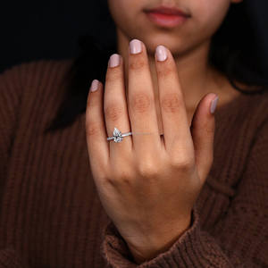 Bague de fiançailles en or blanc massif avec diamants cultivés en laboratoire à cinq griffes pour mariage ou cadeau d'anniversaire - Product Image 4