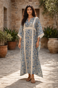 ชุดเดรสยาวแบบคาฟตัน พิมพ์ลายด้วยมือ ผ้าฝ้าย คอเสื้อแบบโยก ไหล่ตก แต่งขอบ ดีไซน์ทำมือสำหรับผู้หญิง เหมาะสำหรับใส่ไปเที่ยวชายหาดหรือรีสอร์ท - Product Image 2