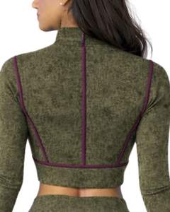 Ensemble de yoga deux pièces vert olive pour femme : haut court zippé et pantalon évasé taille haute, avec coutures contrastées imprimées, tenue de sport personnalisée - Product Image 4