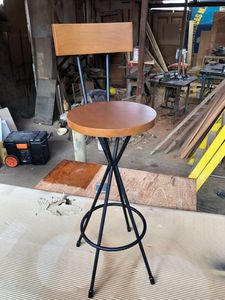 เก้าอี้บาร์และสตูลสไตล์มินิมอลลิสต์โครงโลหะพร้อมพนักพิง เก้าอี้สูงสำหรับเคาน์เตอร์บาร์และร้านอาหาร - Product Image 3