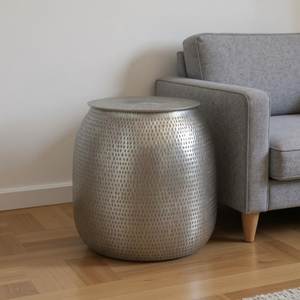 Table d'appoint métallique emblématique qui complète les canapés, fauteuils et coins de lit modernes avec une élégance pratique - Product Image 3
