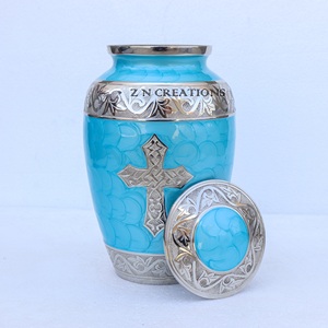 โกศบรรจุอัฐิทองเหลืองพรีเมียม สลักลายด้วยมือ สำหรับบรรจุอัฐิมนุษย์ โกศทองเหลืองสั่งทำพิเศษ โกศบรรจุอัฐิทองเหลืองสำหรับผู้ใหญ่ งานฝีมือ ขายส่ง - Product Image 5