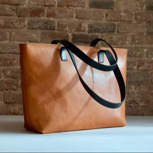 กระเป๋าโท้ทหนังแท้พร้อมโลโก้พิมพ์ตามสั่ง ซิปทำมือ ใช้ได้ทุกวัน กระเป๋าสะพายข้างผู้หญิง รุ่น LTB-0311 - Product Image 3