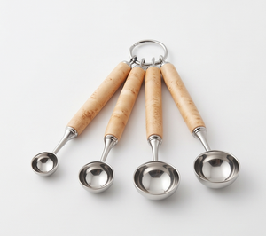 Cucharas Medidoras Modernas de Plata Pulida con Mangos de Madera, Diseño Elegante, Perfectas para Hornear y Cocinar - Product Image 1