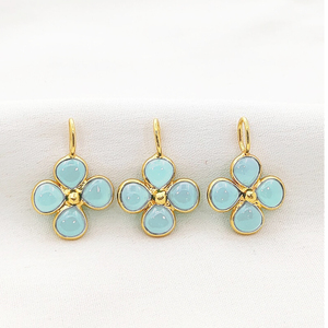 Pendentif en améthyste en forme de trèfle, serti clos, 5 mm, lisse, fait main, avec boucle 7x5 mm, breloque en pierre précieuse plaquée or - Product Image 5