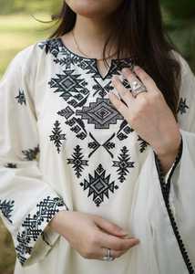 Conjunto de Kurta y Salwar de Algodón Blanco para Mujer, Bordado, Corte Holgado, Patrón Geométrico, Bordado a Mano, Estilo Casual de Verano - Product Image 2