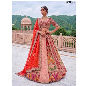 Lehenga Choli en soie Banarasi et soie satinée de qualité export, style Royal Heritage, avec blouse et dupatta de créateur, disponible à la vente - Product Image 3
