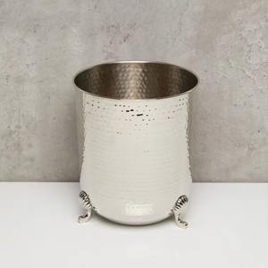 Juego de baño color plateado que crea una presentación refinada en la encimera, con un cubo de basura a juego que completa el conjunto coordinado. - Product Image 3