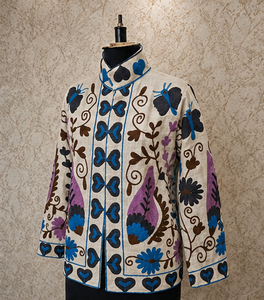 Blouson bomber Suzani multicolore luxueux en velours de coton, motifs cœurs, fleurs et feuilles de Jaipur, style bohème, fait main, respirant, artisanal, pour export B2B - Product Image 4