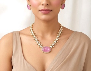 Conjunto de Collar con Colgante de Gema Rosa y Aretes en Tono Dorado, Joyería de Moda Nupcial India - Product Image 1