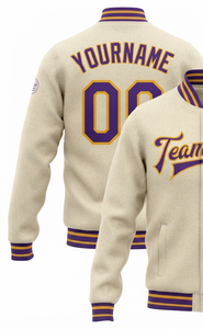 Chaqueta Varsity Personalizada para Hombre, Color Crema, Morado y Dorado, Letras Bordadas, Cuello Camisero, Corte Regular, Estilo Preppy Otoñal - Product Image 3