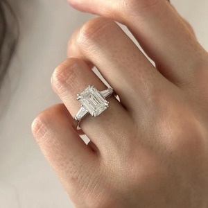 Anillo de compromiso y boda de oro blanco de 18 quilates con diamante de laboratorio de 4 quilates de corte esmeralda y tres piedras baguette cónicas, color E - Product Image 4