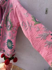 Blouson bomber en velours brodé artisanal pour femmes |   Manteau d'hiver de créateur floral haut de gamme, respirant et écologique - Product Image 4
