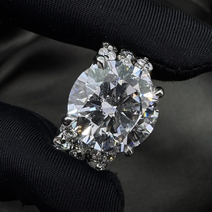 Bague de fiançailles en or blanc 14 carats avec diamant de 11,27 carats, diamant de laboratoire rond de 6 carats au centre, pierres latérales de luxe taille marquise et ronde, modèle statement - Product Image 2