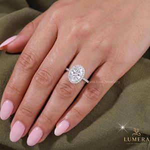 แหวนหมั้นเพชรทรงวงรี LUMERA ประดับเพชรรอบเพชร แพลตตินั่ม คลาสสิกสำหรับผู้หญิง ได้รับการรับรองจาก GIA - Product Image 1