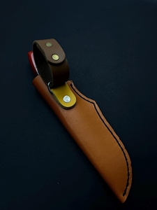 Cuchillo de caza y camping de acero D2, hoja fija con borde parcialmente dentado, mango de resina epoxi roja con diseño de piña, funda de cuero, 3 años de garantía. - Product Image 2