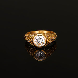 Bague vintage en diamant de laboratoire taille ronde, sertie clos, gravée motif floral, fabricant de bijoux - Product Image 1