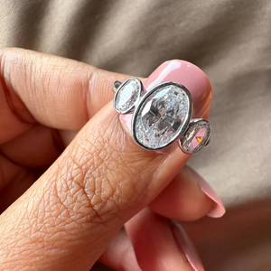 Bague de fiançailles ovale sertie clos de diamants de laboratoire de 2,00 carats, centre de 1,50 carat, bague à 3 pierres en or massif 9K ou 14K, bague de mariage - Product Image 1