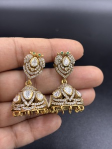Boucles d'oreilles pendantes vintage plaquées or Amaira Jewels SM-470, cristaux taillés en poire, strass, accents de pierres vertes, bijoux de mariage pour femmes - Product Image 4