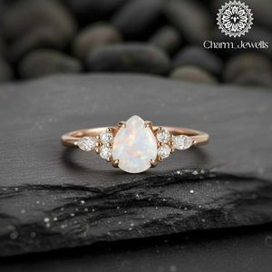 Anillo de Compromiso de Moissanita Chapado en Oro Rosa para Mujer Charm_Jewells, Diseño Floral, Engaste de Garras, Clásico, Certificado IGI, 3 GM - Product Image 2