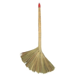 Balai en herbe naturelle traditionnel authentique fait main, balai asiatique avec manche en herbe, enroulement de fils colorés, poils doux, Eco2go Vietnam - Product Image 4
