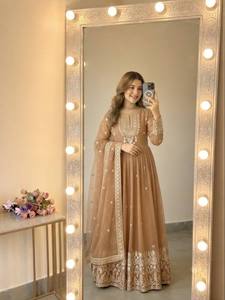 Ensemble Anarkali beige brodé avec dupatta en tulle, manches longues, tenue indienne et pakistanaise, vêtement festif et formel - Product Image 2