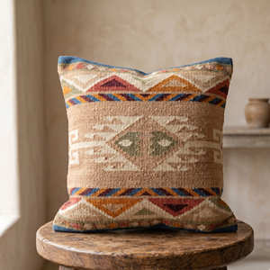 Housse de coussin décorative marocaine Kilim avec motif diamant tribal pour un décor bohème, éclectique et global - Product Image 6