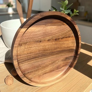Plateau de service en bois de fournisseur indien avec bords surélevés polis et poignées confortables pour le petit-déjeuner, le café et les collations – En vente - Product Image 4