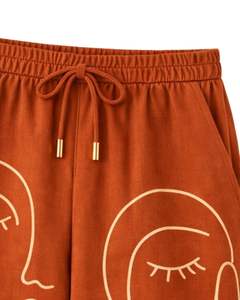 ชุดเซ็ตสองชิ้นลายพิมพ์หน้าคนแบบนามธรรมสีเทอร์ราคอตต้าสำหรับผู้หญิง เสื้อเชิ้ตแขนสั้นติดกระดุมพร้อมกางเกงขายาวทรงกว้าง สวมใส่สบายๆ - Product Image 3