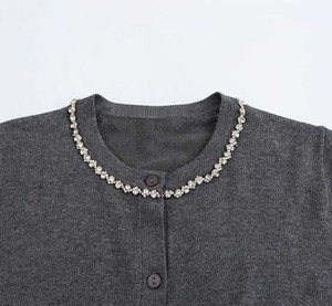 Cardigan en maille respirant haut de gamme à col en V et boutons perlés pour homme, motif losanges, pour un style urbain européen sophistiqué - Product Image 4