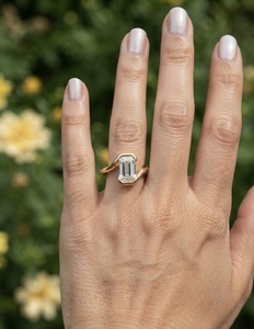 Bague de fiançailles et de mariage en or massif 14 carats avec diamant taille émeraude certifié IGI de 2 carats, sertissage clos, bijoux de mariée personnalisés, joaillerie fine - Product Image 4