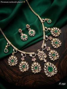 Nouveau collier de mariage de haute qualité certifié IGI en acier inoxydable plaqué or avec un design floral, style classique pour femmes - Product Image 2