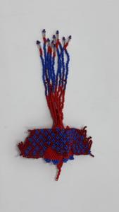 Adorno de colibrí hecho a mano con cuentas de vidrio, colores vibrantes y elaborado trabajo de abalorios para decoración y regalos. - Product Image 2