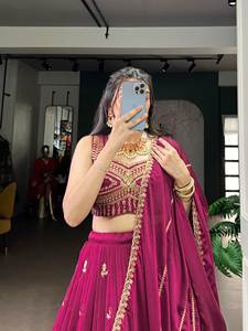 ชุดเลเฮนกาโชลีสำหรับงานแต่งงาน ดีไซน์เนอร์รังโกลี พร้อมผ้าคลุมไหล่ |   ผ้าส่าหรีอินเดียแบบดั้งเดิมครึ่งผืน โวนี - Product Image 5