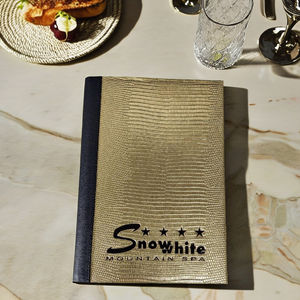 Carpeta de Menú de Cuero PU Dorado con Diseño de Lagarto para Restaurantes con Logotipo Grabado en Negro M & Z IMPORTS Hecho en Maharashtra - Product Image 1