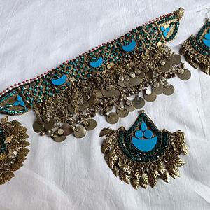 Elegantes conjuntos de joyería afgana en tono verde esmeralda con colgantes de monedas y pátina de plata antigua para un estilo vintage. - Product Image 1