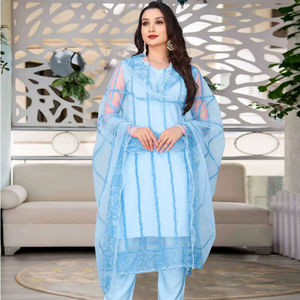 Kurta à manches longues pour femmes avec broderie |   Comprend un pantalon en mélange de soie et un dupatta en tulle |   Ensemble ethnique festif - Product Image 1