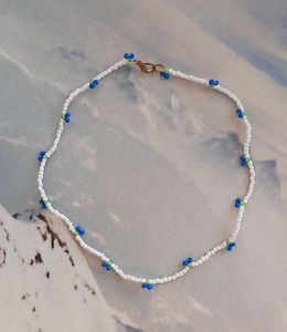 Collier ras-de-cou fait main en perles blanches avec accents bleu-vert, forme ronde, bijoux pour femme, idéal pour l'été et les tenues décontractées. - Product Image 3