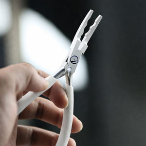 Pinza Clásica de Acero Inoxidable Hecha a Medida para Extensiones de Cabello, Agarre Fuerte, Plateada y Negra, 6 Pulgadas, Instalación y Remoción Profesional - Product Image 4